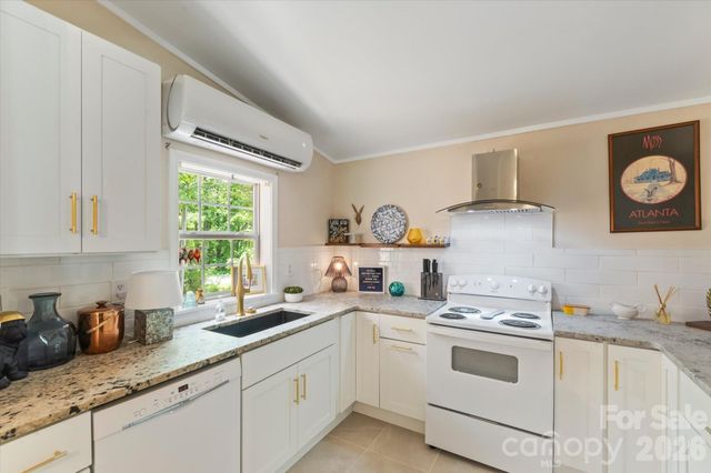 1323 Locust Grove Road, Hendersonville, NC 28792