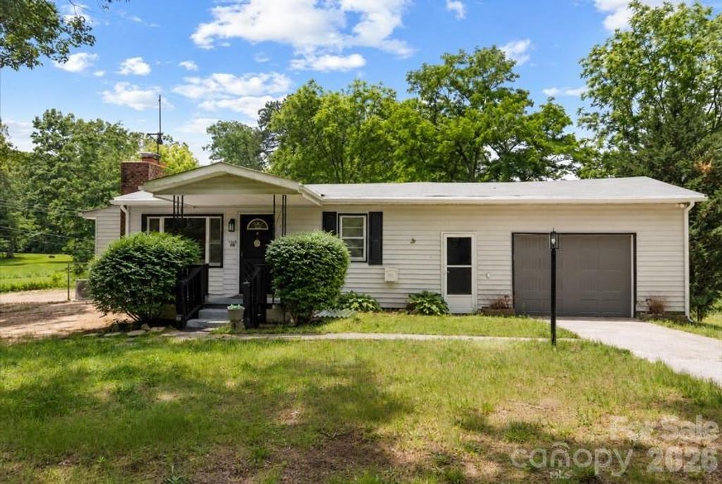 1323 Locust Grove Road, Hendersonville, NC 28792