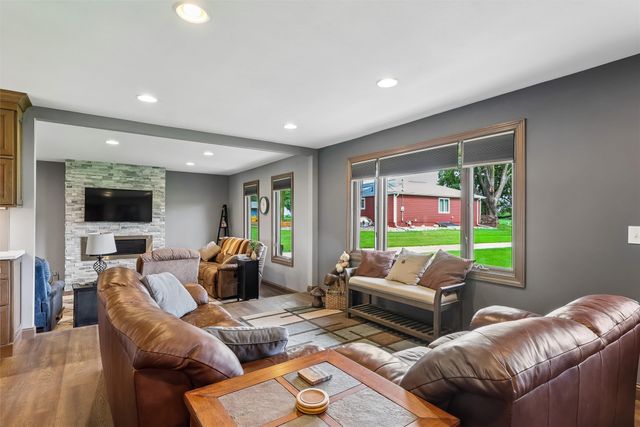 8270 Ashworth Road, West Des Moines, IA 50266