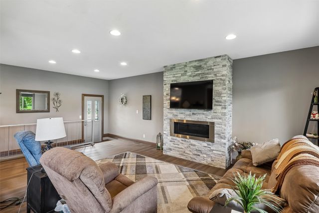 8270 Ashworth Road, West Des Moines, IA 50266
