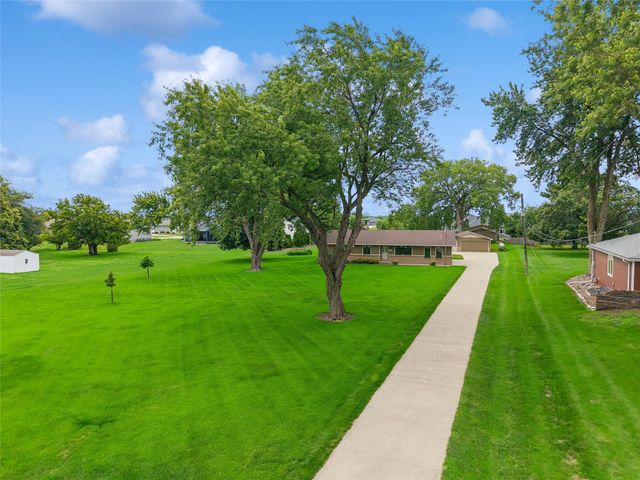 8270 Ashworth Road, West Des Moines, IA 50266