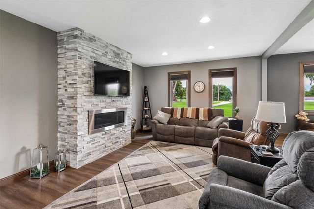8270 Ashworth Road, West Des Moines, IA 50266