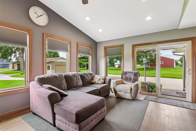 8270 Ashworth Road, West Des Moines, IA 50266