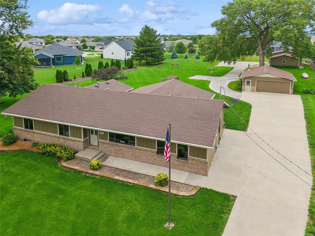 8270 Ashworth Road, West Des Moines, IA 50266