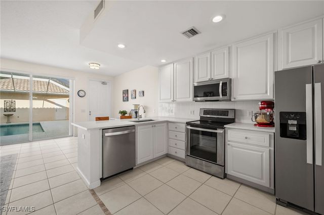 6072 Towncenter CIR, Naples, FL 34119