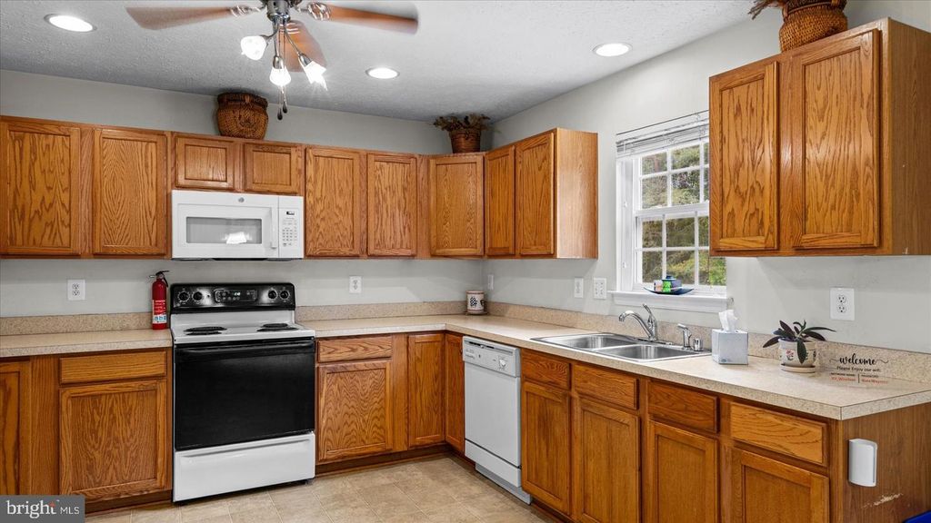 Image 11 of property listing at 128 KING JAMES CIR, Edgewood, MD 21040