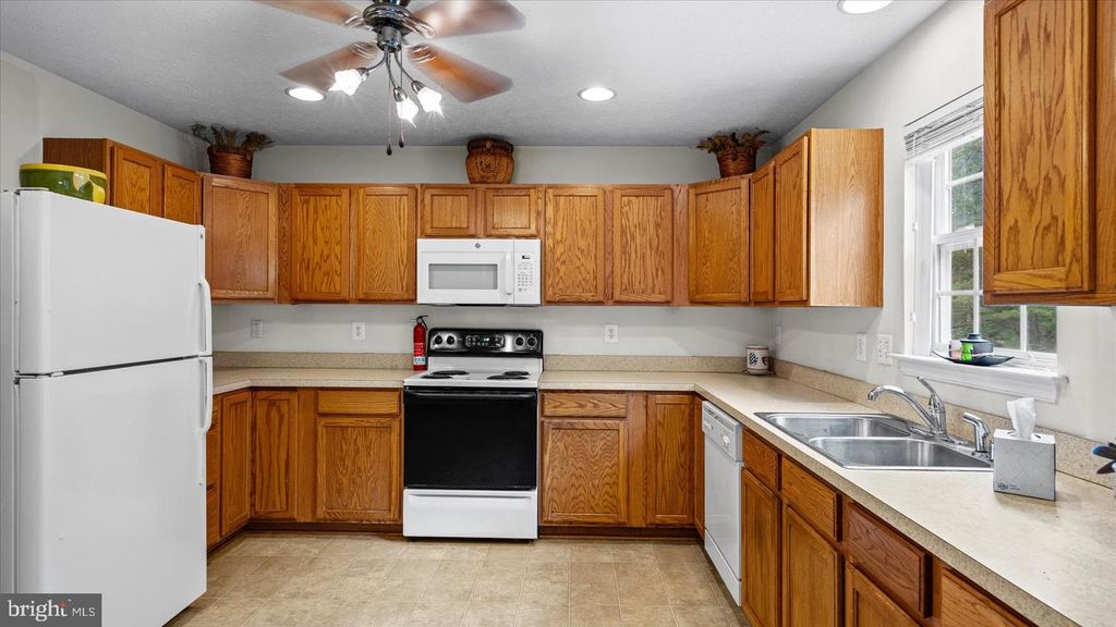 Image 12 of property listing at 128 KING JAMES CIR, Edgewood, MD 21040