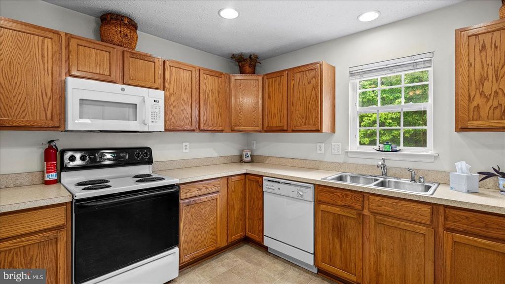 Image 13 of property listing at 128 KING JAMES CIR, Edgewood, MD 21040