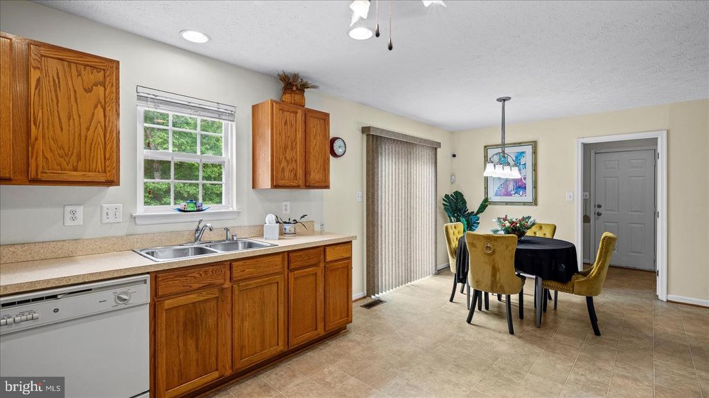 Image 14 of property listing at 128 KING JAMES CIR, Edgewood, MD 21040