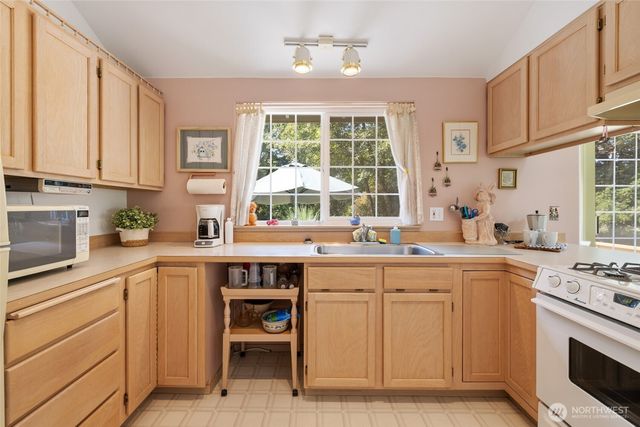 3388 Leroy Circle, Clinton, WA 98236