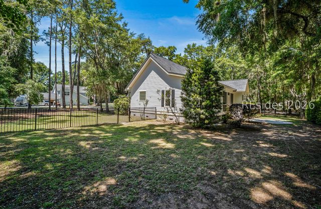 19 Laughing Gull Dr, Beaufort, SC 29907