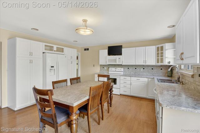 24563 Kings Pointe, Novi, MI 48375