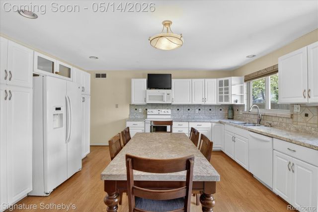 24563 Kings Pointe, Novi, MI 48375
