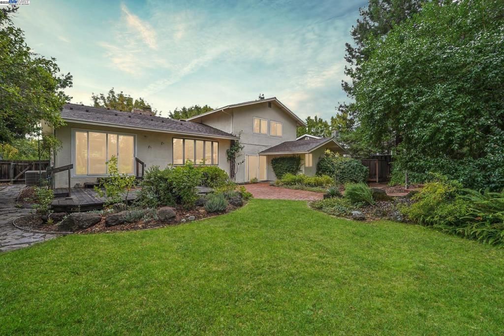 Image 1 of property listing at 1413 Walnut Ave, Walnut Creek, CA 94598