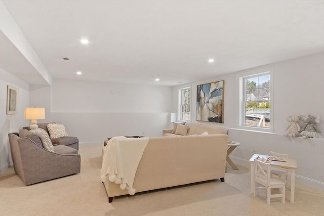 77 Oliver Pond Circle 10, Franklin, MA 02038