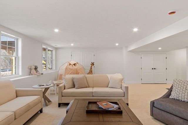 77 Oliver Pond Circle 10, Franklin, MA 02038