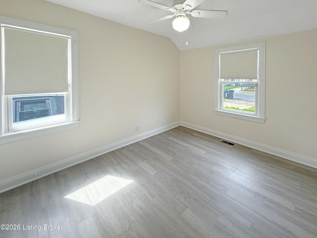 1028 Berry Blvd, Louisville, KY 40215