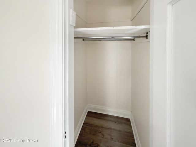 1028 Berry Blvd, Louisville, KY 40215