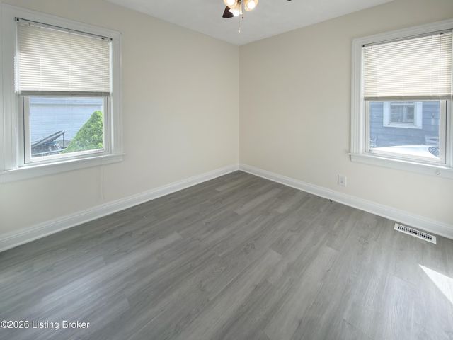 1028 Berry Blvd, Louisville, KY 40215