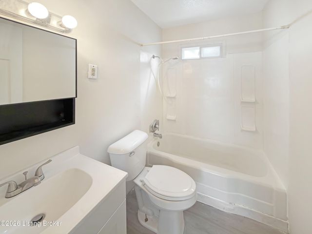 1028 Berry Blvd, Louisville, KY 40215