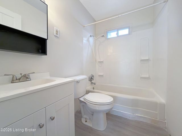 1028 Berry Blvd, Louisville, KY 40215