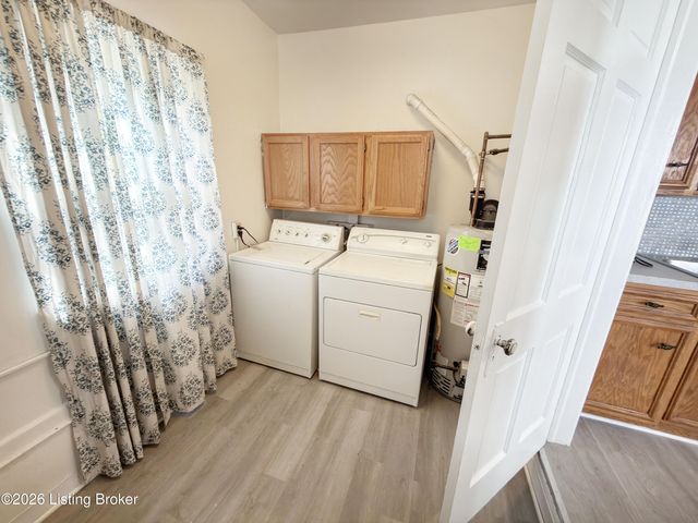 1028 Berry Blvd, Louisville, KY 40215