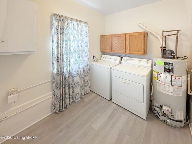 1028 Berry Blvd, Louisville, KY 40215