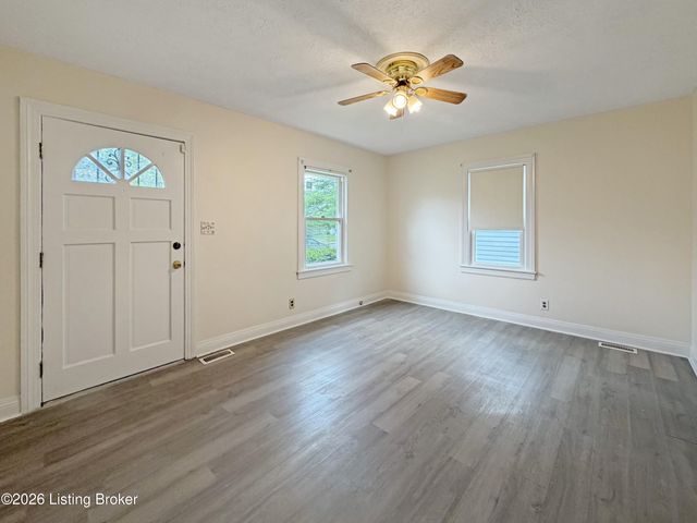 1028 Berry Blvd, Louisville, KY 40215