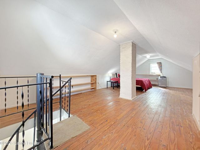 1028 Berry Blvd, Louisville, KY 40215