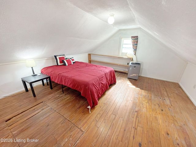 1028 Berry Blvd, Louisville, KY 40215