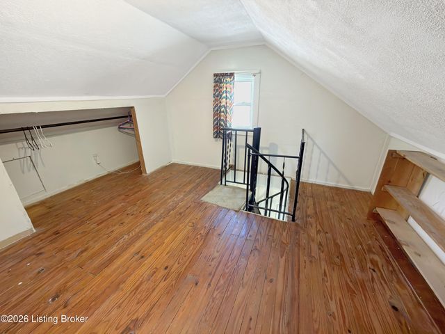 1028 Berry Blvd, Louisville, KY 40215