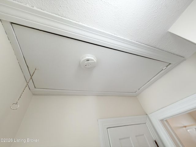 1028 Berry Blvd, Louisville, KY 40215