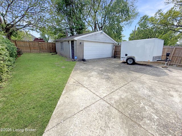 1028 Berry Blvd, Louisville, KY 40215