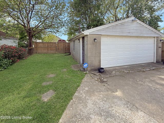 1028 Berry Blvd, Louisville, KY 40215