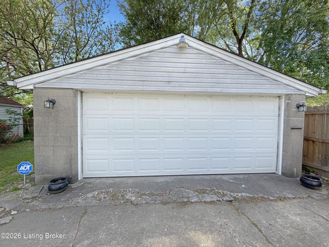 1028 Berry Blvd, Louisville, KY 40215