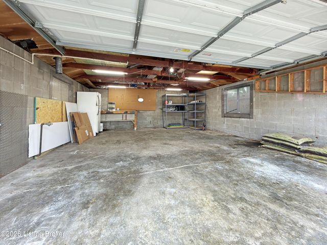 1028 Berry Blvd, Louisville, KY 40215