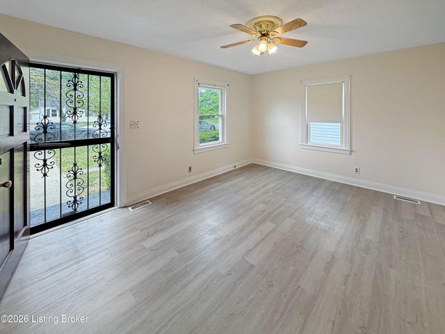 1028 Berry Blvd, Louisville, KY 40215