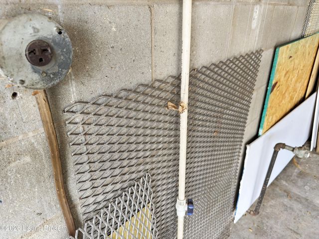 1028 Berry Blvd, Louisville, KY 40215