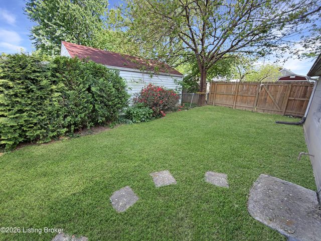 1028 Berry Blvd, Louisville, KY 40215