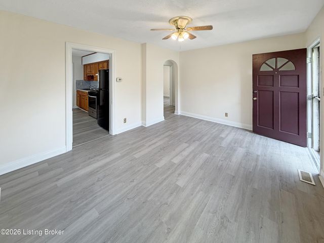 1028 Berry Blvd, Louisville, KY 40215