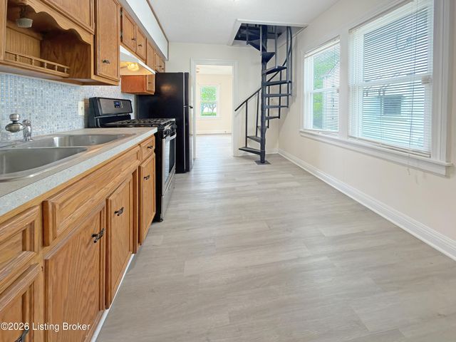 1028 Berry Blvd, Louisville, KY 40215