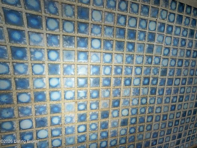 1028 Berry Blvd, Louisville, KY 40215