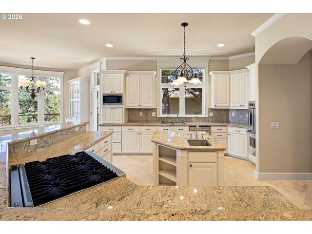 2663 RIDGEMONT Dr, Eugene, OR 97405
