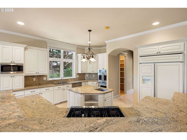 2663 RIDGEMONT Dr, Eugene, OR 97405