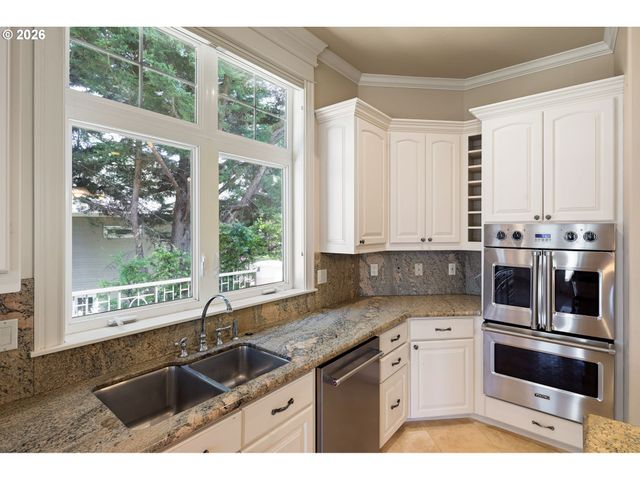 2663 RIDGEMONT Dr, Eugene, OR 97405