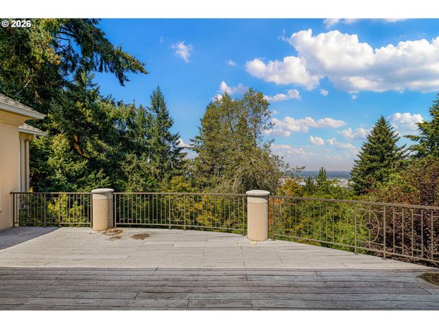 2663 RIDGEMONT Dr, Eugene, OR 97405