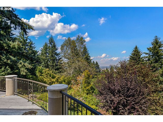 2663 RIDGEMONT Dr, Eugene, OR 97405