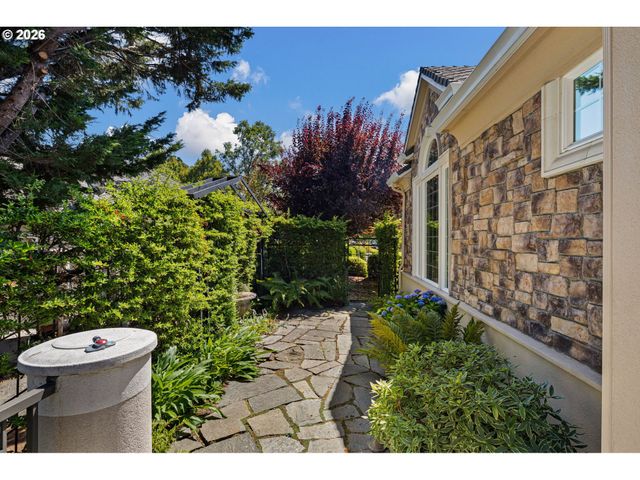 2663 RIDGEMONT Dr, Eugene, OR 97405
