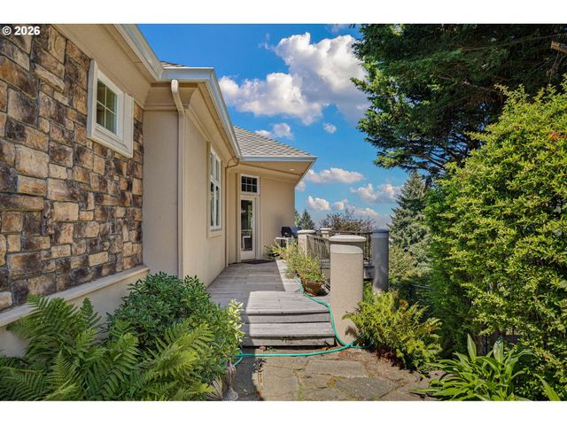 2663 RIDGEMONT Dr, Eugene, OR 97405