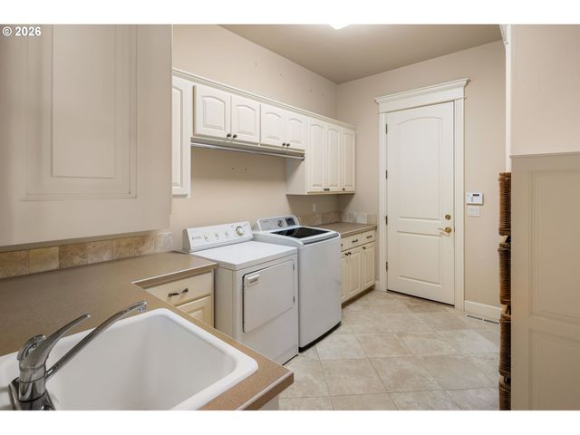 2663 RIDGEMONT Dr, Eugene, OR 97405